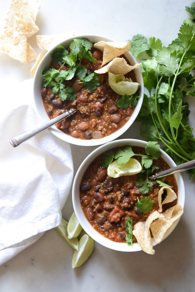 smoky chili with quinoa & tortilla chips – hello wholefoods